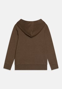 Sudadera marrón con una textura suave, que cuenta con una capucha redondeada, mangas largas y un dobladillo acanalado. Diseño sencillo sin patrones ni acentos visibles.