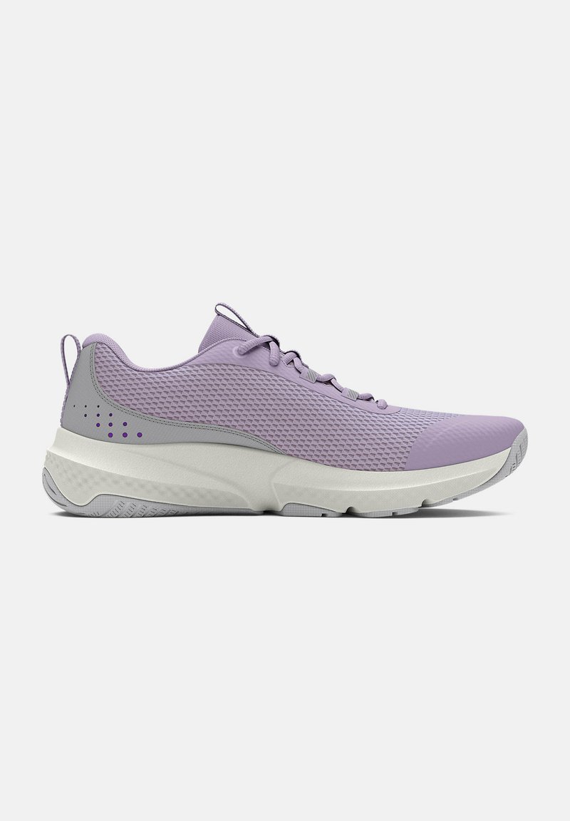 Zapatilla deportiva de malla morada con detalles en gris, sistema de cordones, suela texturizada y una mediasuela acolchada para mayor soporte.