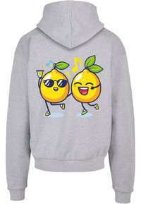 Grå hættebluse med et farverigt grafisk motiv af to dansende citroner med solbriller og blade, som smiler, med musiknoter ovenover.