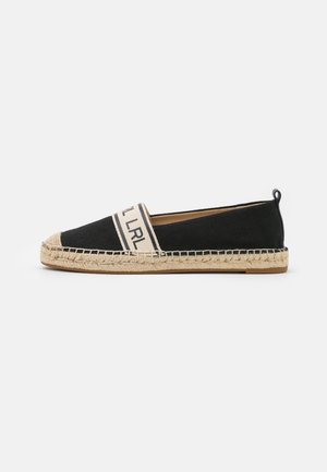 Sort stof espadrille sko med beige jutesål og en beige rem over fronten med sort tekst.