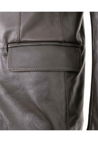 Dunkelgraue Lederjacke mit sichtbaren Nähten und einer rechteckigen Tasche an der Seite, die eine glatte Textur und klare Linien zeigt.