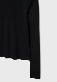 Sort langærmet ribbet top med lige kant. Stoffet er glat med en blød tekstur og har syede sømme langs kanterne.