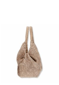 Gestructureerde beige stoffen tas met een unieke, slungelige vorm en twee verlengde hengsels. Heeft een geperst bloemen- en paisleypatroon.