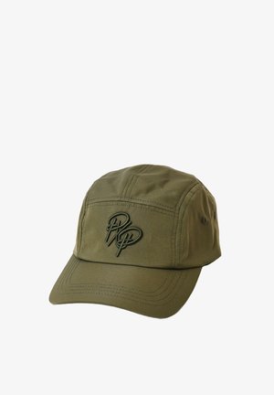 Casquette vert olive en tissu, avec un logo brodé à l'avant et des œillets de ventilation sur les côtés. Visière courbée.