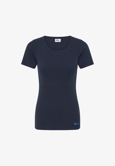 Tricou din bumbac de culoare bleu închis, cu mâneci scurte, decolteu rotund și logo „BALL” de culoare albastru deschis în partea stângă jos.