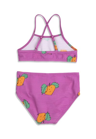 Maillot de bain deux-pièces violet avec motifs d'orange souriante et de feuille verte, doté de bretelles croisées réglables sur le haut.