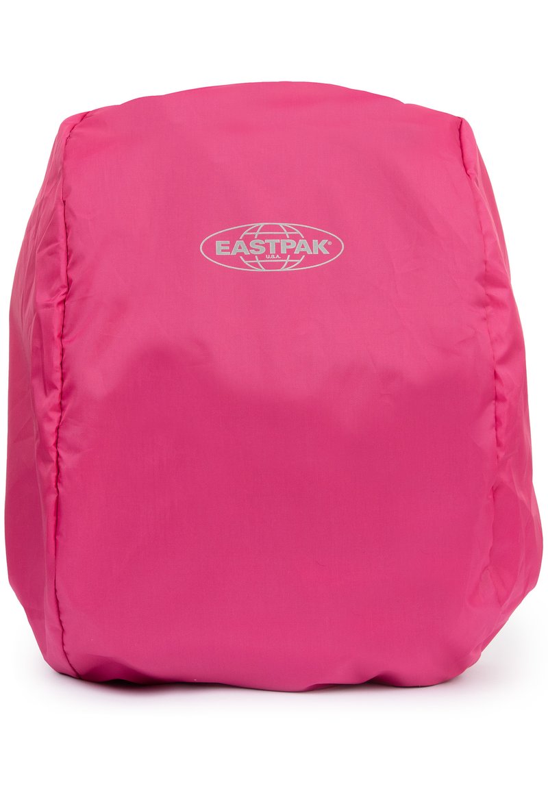 Vaaleanpunainen nailonista valmistettu ulkokuormake, jolla on sileä pinta ja pyöreä muoto, etupuolella hopeinen Eastpak-logo.