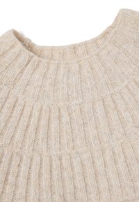 Helle beige gestrickte Pullover mit einer gerippten Textur und einem weiten Rundhalsausschnitt. Der Stoff scheint weich und gemütlich mit einem subtilen Glanz zu sein.