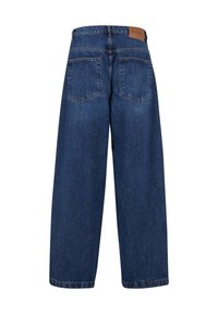 Jean en denim bleu, taille haute et jambes larges, avec deux poches arrière et un patch en cuir de la marque sur la ceinture.