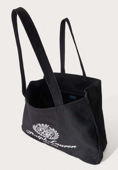 Μαύρη τσάντα tote Ralph Lauren με δύο μακριές λαβές, κέντημα λογότυπου μπροστά και ανοιχτό επάνω μέρος που δείχνει εσωτερική τσέπη με φερμουάρ.