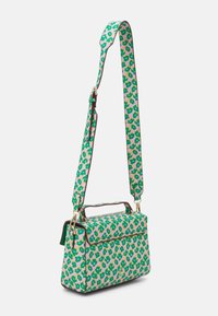 Barevná kabelka s květinovým vzorem v zelené a růžové barvě, vybavená horní rukojetí a nastavitelným popruhem, doplněná zlatými kovovými prvky.