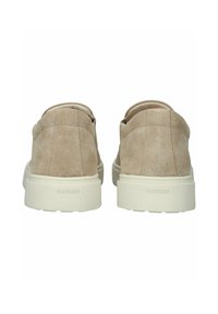 Bežové semišové boty na slip-on s texturovaným povrchem a bílou gumovou podrážkou. Mají jemné švy a embosované logo na patě.