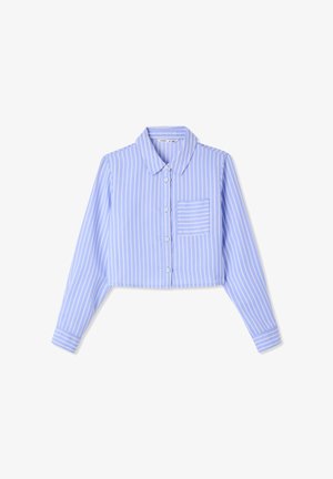 Camicia crop manica lunga azzurro chiaro a righe verticali bianche, con colletto, chiusura con bottoni e piccola tasca sul petto.