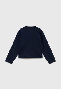 Háčkovaný svetr v námořnické modři s kleslými rameny a kulatým výstřihem. Zkrácená délka, texturovaná tkanina a přiléhavé manžety.
