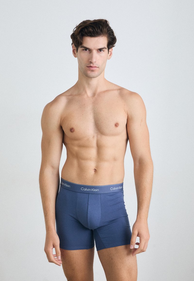 Boxer-briefs bleu marine en coton doux avec une coupe ajustée. Dotés d'une ceinture élastique avec logo et d'une texture lisse.