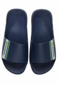 Marineblauwe rubberen slipvrije sandalen met een gestructureerde bovenkant, voorzien van een wit Havaianas-logo en een gestreepte accent in groen, geel en blauw.