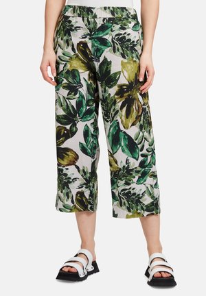 Pantaloni cropped realizzati in un tessuto leggero con un motivo floreale verde e giallo su uno sfondo chiaro. Presentano una cintura elastica per il massimo comfort.