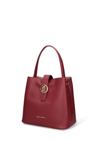 Borsa a mano in pelle rossa texturizzata con manico superiore, chiusura circolare dorata e logo "pierre cardin" impresso sul davanti.