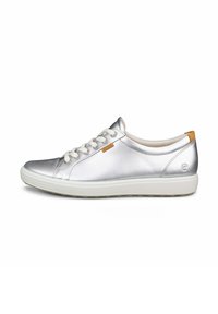 Srebrny sneaker z refleksyjnym metalicznym wykończeniem, biała gumowa podeszwa, sznurowany design i mały beżowy akcent na pięcie.