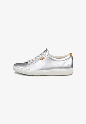 Sneaker argento con una finitura metallica riflettente, suola in gomma bianca, design con lacci e un piccolo accento beige sul tallone.