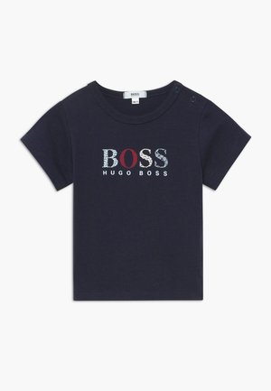 T-shirt bleu marine à manches courtes en coton doux avec un col ras du cou. Présente le texte multicolore "BOSS" et "HUGO BOSS" dans différents motifs.