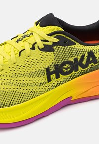 HOKA RINCON 4 - Silniční běžecké boty - citrus/black