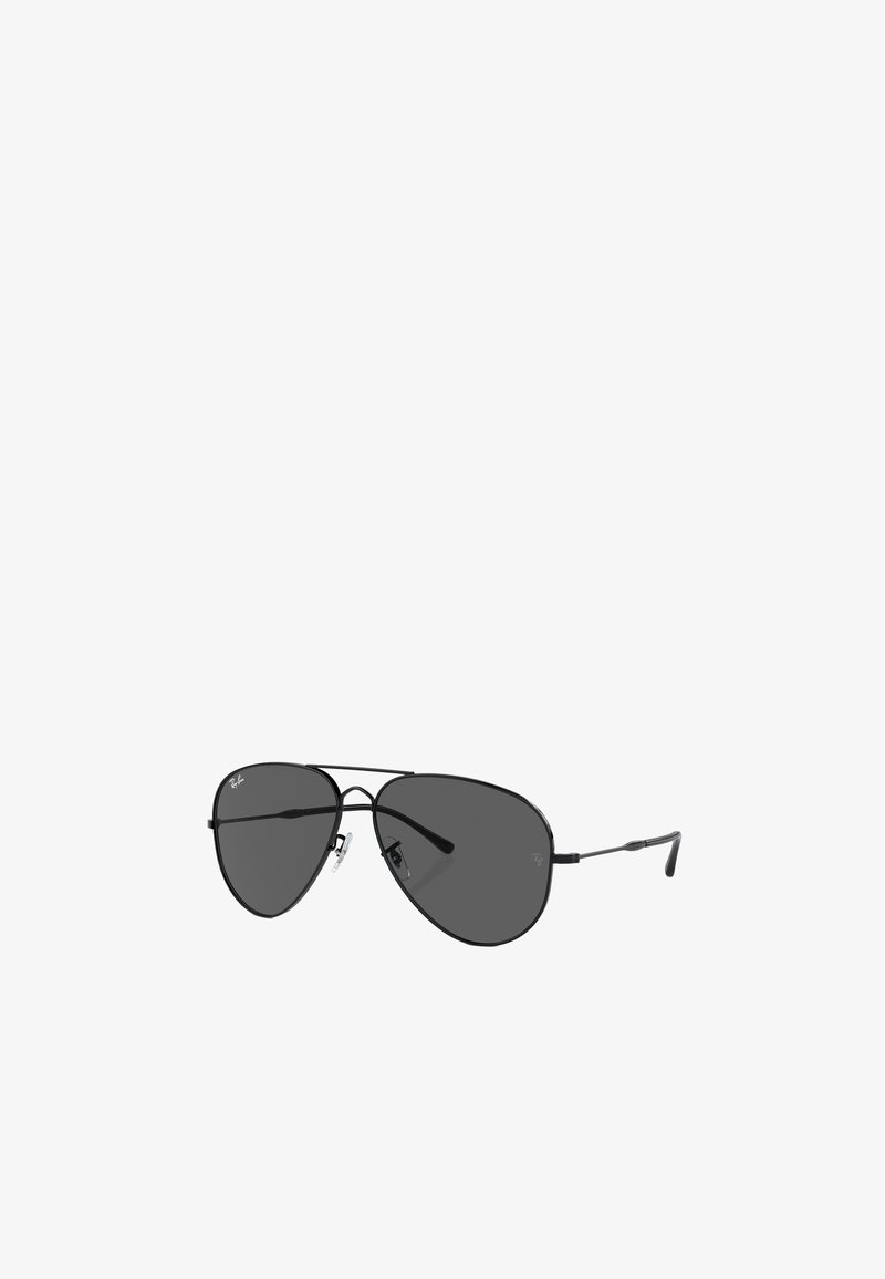 Occhiali da sole aviator neri con lenti scure, montatura in metallo sottile, doppio ponte e naselli regolabili. Presentano una marcatura minimale sulle lenti.