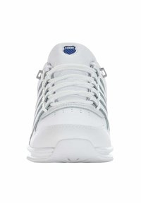 Białe trampki z szarymi akcentami, fakturowanymi sznurowadłami i zaokrąglonym czubkiem. Posiadają niebieskie logo K-Swiss na języku oraz dekoracyjne perforacje.