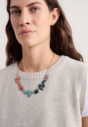 Collana colorata con perline in ceramica ondulate e quadrate nei toni di rosso, verde, blu e viola, montata su una catena dorata.