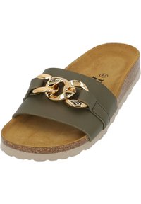 Olivgrön halksandals med bred rem, guldkedjeaccent, vadderad innersula och lätt korksula. Platt gummiyttersula.