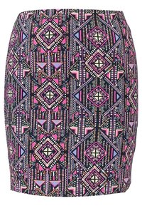 Jupe mi-longue avec un motif géométrique multicolore en rose, bleu et noir. Fabriquée en tissu lisse et extensible.
