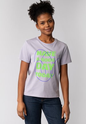 T-shirt en coton lilas à manches courtes avec un graphique audacieux en texte vert et bleu qui dit "PAS DE BONNE JOURNÉE AUJOURD'HUI". Encolure classique.