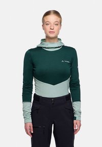 Langärmliges Oberteil in Dunkelgrün und Hellmint mit strukturiertem Muster, Kapuze und kontrastierenden Farben an Schultern und Bündchen.