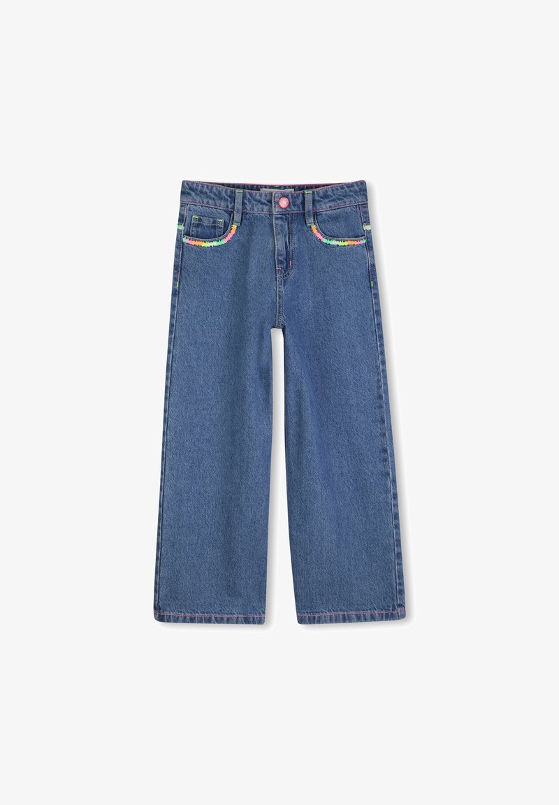 Τζιν παντελόνι φαρδιάς γραμμής σε μεσαίο μπλε, με πολύχρωμες τσέπες με ραφές και ροζ κουμπί. Ομαλή υφή με ορατές ραφές.