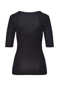 Top nero a maglia con scollatura rotonda e maniche a tre quarti, caratterizzato da una texture a coste e una silhouette aderente.
