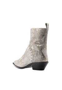 Botas de tobillo con estampado de serpiente en gris y beige, presentando una puntera puntiaguda, una superficie texturizada y un tacón bajo negro con una pestaña en la parte trasera.