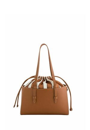 Bolso de cuero marrón con asas dobles y cierre superior con cordón de tela a rayas beige y marrón sobre fondo blanco.