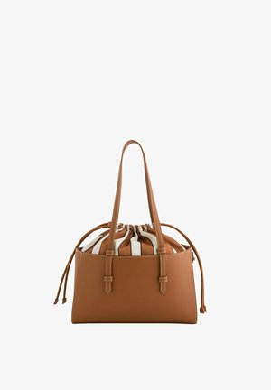 Sac à main en cuir marron avec doubles poignées et fermeture à cordon en tissu rayé beige et marron en haut sur fond blanc.