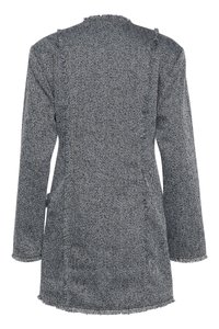 Grå herringbone-kåpe med flisete kanter, lange ermer og avslappet passform. Stoffet har en teksturert overflate med subtile fargevariasjoner.