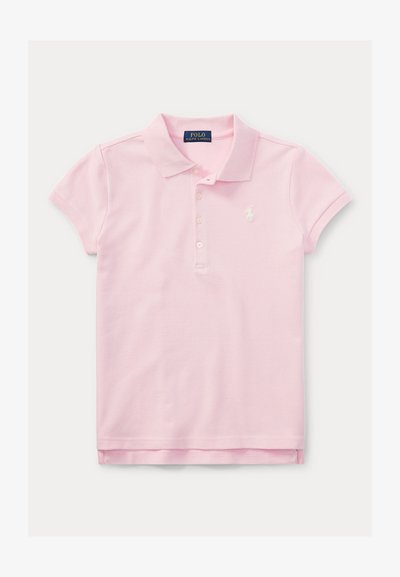 Jasnoróżowa koszulka Polo Ralph Lauren z krótkim rękawem, kołnierzykiem, czterema guzikami i małym białym haftowanym logo na lewej piersi.