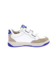 Sneaker bianco in pelle con accenti in suede, logo blu, due cinturini in Velcro e suola in gomma viola. Presenta una punta arrotondata e un interno imbottito.