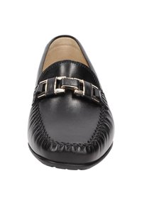Schwarze Lederloafer mit dekorativer Silberbuckle, genähten Details am Rand, abgerundeter Spitze und gepolstertem beigen Innenraum.