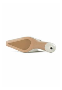 Pantofii cu toc înalt, albi, cu vârful ascuțit și o siluetă elegantă. Material superior neted și o talpă de culoare nude, având un toc rotund.