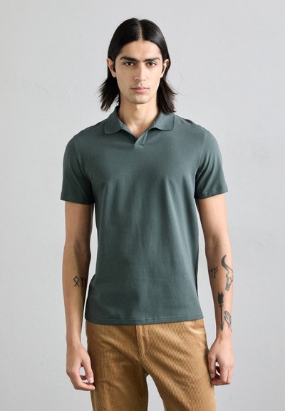 Filippa K Polo majica - dark green grey