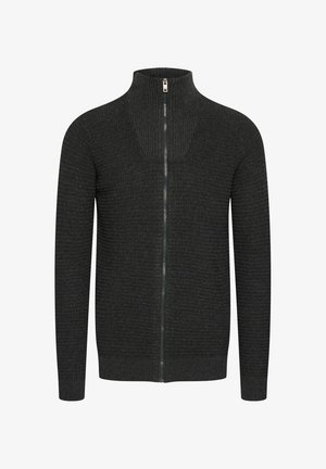 Suéter de cremallera de color gris oscuro con textura acanalada y cuello alto, que presenta una cremallera plateada y una textura estructurada.