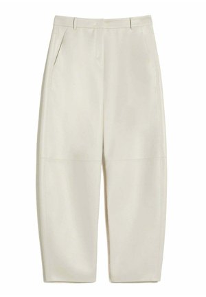 Pantalon beige taille haute, fuselé, avec passants de ceinture, poches latérales et détail de panneau cousu au niveau du genou.