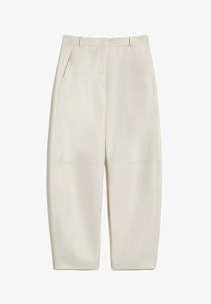 Pantalon beige taille haute, fuselé, avec passants de ceinture, poches latérales et détail de panneau cousu au niveau du genou.
