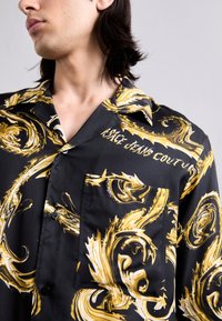 Versace Jeans Couture ALL OVER - Srajca - black/gold