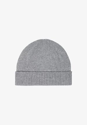 Bonnet en tricot gris avec un revers côtelé replié. Fabriqué à partir d'un matériau doux, présentant une texture lisse et un design sans couture avec une forme ajustée.