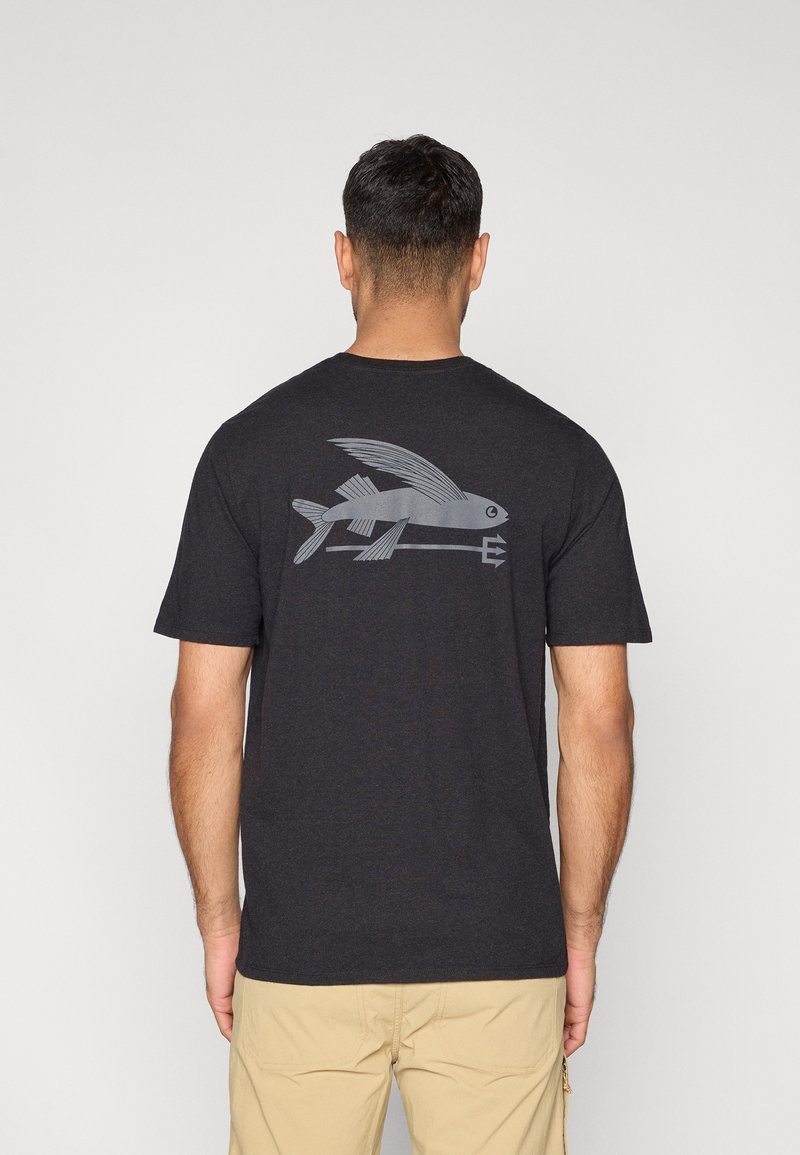 Čierne tričko s krátkym rukávom z mäkkej látky s veľkým sivým grafickým motívom ryby na chrbte, s aerodynamickým tvarom a okrúhlym výstrihom.